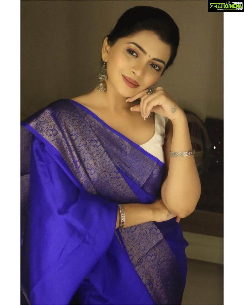 Ruchira Jadhav Instagram - निळा रंग त्याचा.. आणि तो माझा 💙 #navratri
