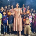 Ruchira Jadhav Instagram - अनंता ख़ुशीया आश्रमाच्या मुलांसोबत दिवाळी साजरी केली. @ananta_khushiyaan_niwas ही छोटी मुलं जेव्हा आयुष्याच्या छोट्या छोट्या गोष्टींमध्ये आनंद मानून जगतात, तेव्हा असं वाटतं की जगण्याचा खरा अर्थ तर यांना समजलाय. मला वेळ मिळेल तेव्हा मी इथे जात असते. त्यांना खूश बघून मलाही आनंद मिळतो. इथून परत येताना स्वतःसाठी खूप काही घेऊन येते. नवी उमेद आणि प्रत्येक वेळी आयुष्याचा उमगलेला नवा अर्थ. kudos to you @chinukwatraofficial & your team for the way you take care of all these kids & senior citizens. #HappyChildrensDay #ruchirasays Gratitude is the silent yet profound blessing that adorns our lives, often overlooked but ever enriching our days with its gentle presence. ✨ #loveandlight #RuchiraJadhav #Diwali #Khushiyonkidiwali #lifeisbeautiful