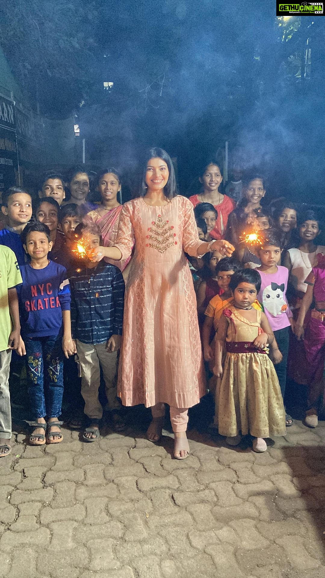 Ruchira Jadhav Instagram - अनंता ख़ुशीया आश्रमाच्या मुलांसोबत दिवाळी साजरी केली. @ananta_khushiyaan_niwas ही छोटी मुलं जेव्हा आयुष्याच्या छोट्या छोट्या गोष्टींमध्ये आनंद मानून जगतात, तेव्हा असं वाटतं की जगण्याचा खरा अर्थ तर यांना समजलाय. मला वेळ मिळेल तेव्हा मी इथे जात असते. त्यांना खूश बघून मलाही आनंद मिळतो. इथून परत येताना स्वतःसाठी खूप काही घेऊन येते. नवी उमेद आणि प्रत्येक वेळी आयुष्याचा उमगलेला नवा अर्थ. kudos to you @chinukwatraofficial & your team for the way you take care of all these kids & senior citizens. #HappyChildrensDay #ruchirasays Gratitude is the silent yet profound blessing that adorns our lives, often overlooked but ever enriching our days with its gentle presence. ✨ #loveandlight #RuchiraJadhav #Diwali #Khushiyonkidiwali #lifeisbeautiful