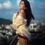 Ruchira Jadhav Instagram - She’s that GOLDEN HOUR you’ve been waiting for☀️ #RuchiraJadhav #ruchirasays 📸 : @rituparnas_photo_poetry HMU : @vinaya_bhosale_makeupartist Styled by : @by_srushti