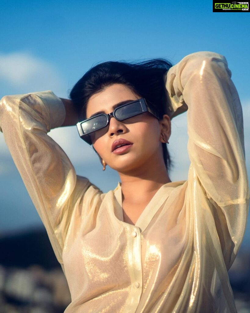 Ruchira Jadhav Instagram - She’s that GOLDEN HOUR you’ve been waiting for☀️ #RuchiraJadhav #ruchirasays 📸 : @rituparnas_photo_poetry HMU : @vinaya_bhosale_makeupartist Styled by : @by_srushti
