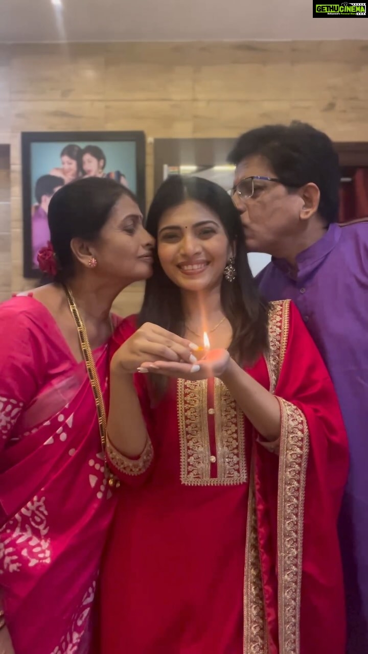 Ruchira Jadhav Instagram - दिवाळी २०२३ 🪔♥️ #ruchirasays मुझे मेरे आई बाबा के खुशी मे राम मिल गए ।🧿 @rutuja_jadhav__ I missed your presence #blessed #घर #home #family #aaibaba #prem #eternity #diwali #mereram #jayshreeram