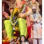 Ruchira Jadhav Instagram – लालबागच्या राजाचा विजय असो 🌺🙏🏻
बाप्पा तुझी रुपे अनेक…
भक्ताच्या ठायी तुझी कृपा ही नेक…
या जीवना फक्त तुझी साथ हवी
साकडं घालते तुझी ही लेक… ✨
~ रुचिरा
#ruchirasays #bappamoraya #mumbai #ganeshotsav #laalbagcharaja #mumbaicharaja
#RuchiraJadhav