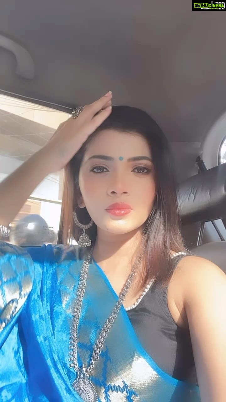 Ruchira Jadhav Instagram - नटली… गवर नटली…🩵 Constantly playing with the Sunshine that’s around her and Within her☀️ PS. आमची गौरी एवढीच नटते.☺️ Wearing : आईची साडी ♥️ Styled by : @ruchira_rj 🙈 #festival #ganeshotsav #saree #kushi