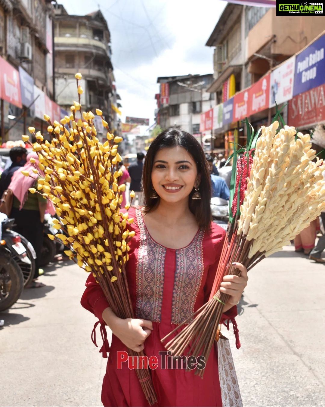 Ruchira Jadhav Instagram - #RuchiraJadhav tells us that besides welcoming #GanpatiBappa home, prepping for #Ganeshotsav is a favourite activity of hers every year . . #Ganeshotsav #GanpatiBappaMorya #ruchirajadhav #actress #pune #PuneTimes #exclusive Pune, Maharashtra