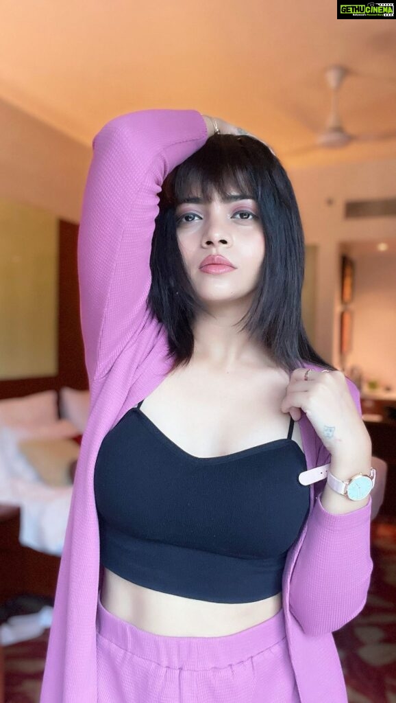 Ruchira Jadhav Instagram - चलेया 💕 Just casually grooving on #chaleya & Murdofying in my new look ✨ Wearing : @blamblack_clothing 💕 #ruchirasays imagine Korean girl striking out SRKs pose 😂🙈 #RuchiraJadhav