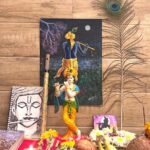 Ruchira Jadhav Instagram - 🌼गोकुळाष्टमी २०२३🌼 आठवा अवतार असलेल्या त्याला आज त्याच्याच आठ प्रतिकृतींची पूजा करून वंदन केलं. आठवी प्रतिकृती १२ वाजता साकारली. (त्याचं quick sketch काढून) मी माझ्या interview मध्ये म्हटल्याप्रमाणे… माझी माझी एक परंपरा आहे. दर गोकुळाष्टमी ला मला अवगत असलेल्या कलांमधून मी त्याला वंदन करते. “तो” जो स्वतः चौसष्ठ कलांचा अधिपती आहे. “तो” जो सर्वार्थाने माझा आहे. #majhakanha माझा सखा….प्राणसखा ♥️ #RuchiraKrishna ♥️ #Krishna #Janmashtami #KrishnaJanmashtami #Gokulashtami