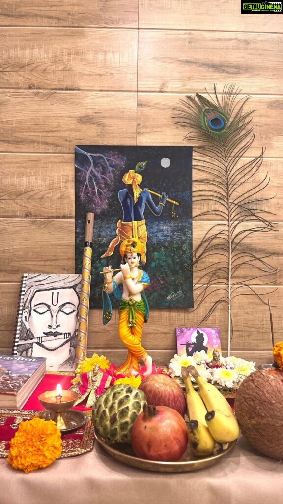 Ruchira Jadhav Instagram - 🌼गोकुळाष्टमी २०२३🌼 आठवा अवतार असलेल्या त्याला आज त्याच्याच आठ प्रतिकृतींची पूजा करून वंदन केलं. आठवी प्रतिकृती १२ वाजता साकारली. (त्याचं quick sketch काढून) मी माझ्या interview मध्ये म्हटल्याप्रमाणे… माझी माझी एक परंपरा आहे. दर गोकुळाष्टमी ला मला अवगत असलेल्या कलांमधून मी त्याला वंदन करते. “तो” जो स्वतः चौसष्ठ कलांचा अधिपती आहे. “तो” जो सर्वार्थाने माझा आहे. #majhakanha माझा सखा….प्राणसखा ♥️ #RuchiraKrishna ♥️ #Krishna #Janmashtami #KrishnaJanmashtami #Gokulashtami