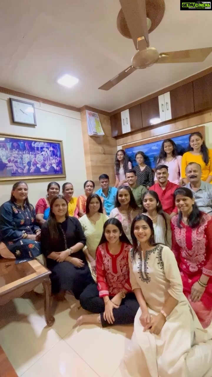 Ruchira Jadhav Instagram - Just रक्षाबंधन Scenes !! And that proud feeling when family performs well under your Direction🙈 Directed by : @ruchira_rj ☺️ Assisted by : @ghosalkarvaibhavi 😘 Introducing: माझ्या मम्मीकडची फॅमिली ❤️ (Wait for पप्पांकडची फॅमिली 😎) Ps. I’m strict teacher btw 🙈 Do you think it was easy to make them do it in sync 😐 Hahahh #family #familyreels #trending #RuchiraJadhav