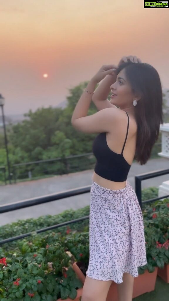 Ruchira Jadhav Instagram - Sunset makes me as happy as the shooting does☀️ 🍃🌸🍂 #sunset #serenity #nature #peace #RuchiraJadhav
