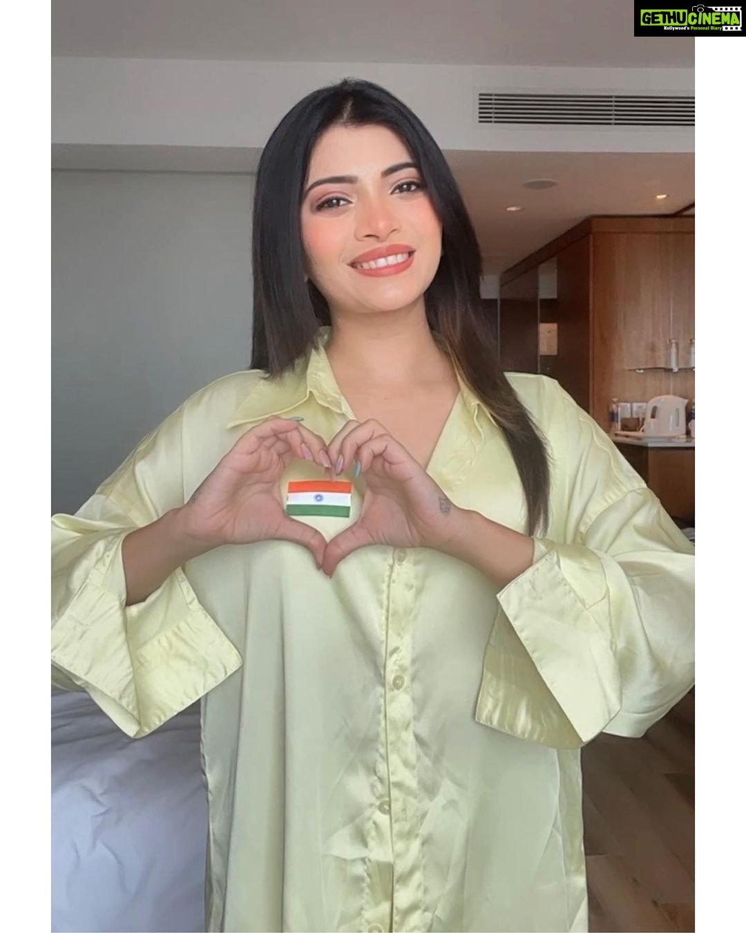 Ruchira Jadhav Instagram - Creating lifelong memories this Independence Day while celebrating in Vietnam, where work has taken me…. It makes me realise India's beauty through its culture, food, and diversity. #ruchirasays Every nation has its own strengths, but my Indian heart proudly sings, “सारे जहाँ से अच्छा हिंदोस्ता हमारा” 🇮🇳 #independenceday #India #Bharat #RuchiraJadhav From 🇻🇳 to 🇮🇳