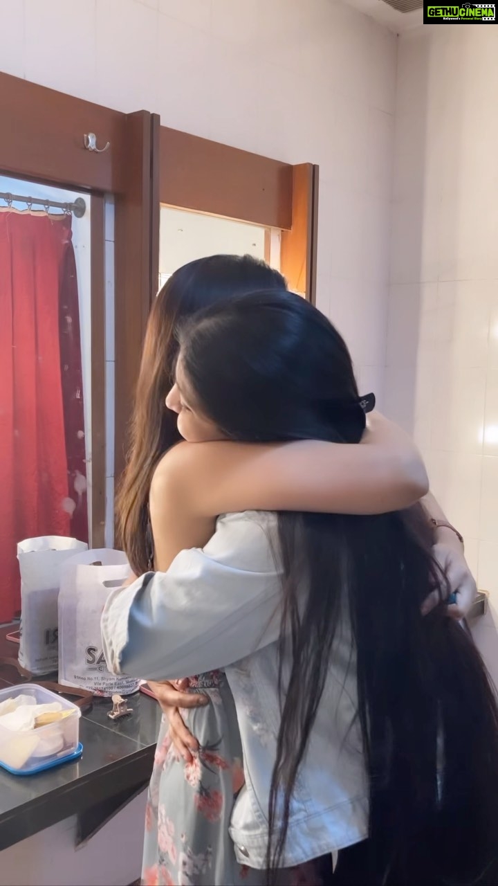 Ruchira Jadhav Instagram - If this is not FRIENDSHIP then what it is… #ruchirasays yes my Sisters are my BFFs 🫶🏻 My PEOPLE.. My Loves.. VEERES & #majhagundu ♥️ Pure Bond 🧿 Me being eldest of all, they know I have their back whenever they need… And sometimes I’m being treated as the youngest as they know how I like to get pampered ❤️ #friendshipday #sistergoals