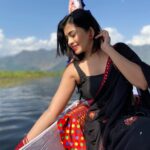 Ruchira Jadhav Instagram - नूर-ए-कश्मीर 🖤 हूर-ए-कश्मीर #RuchiraJadhav Dal Lake, Kashmir