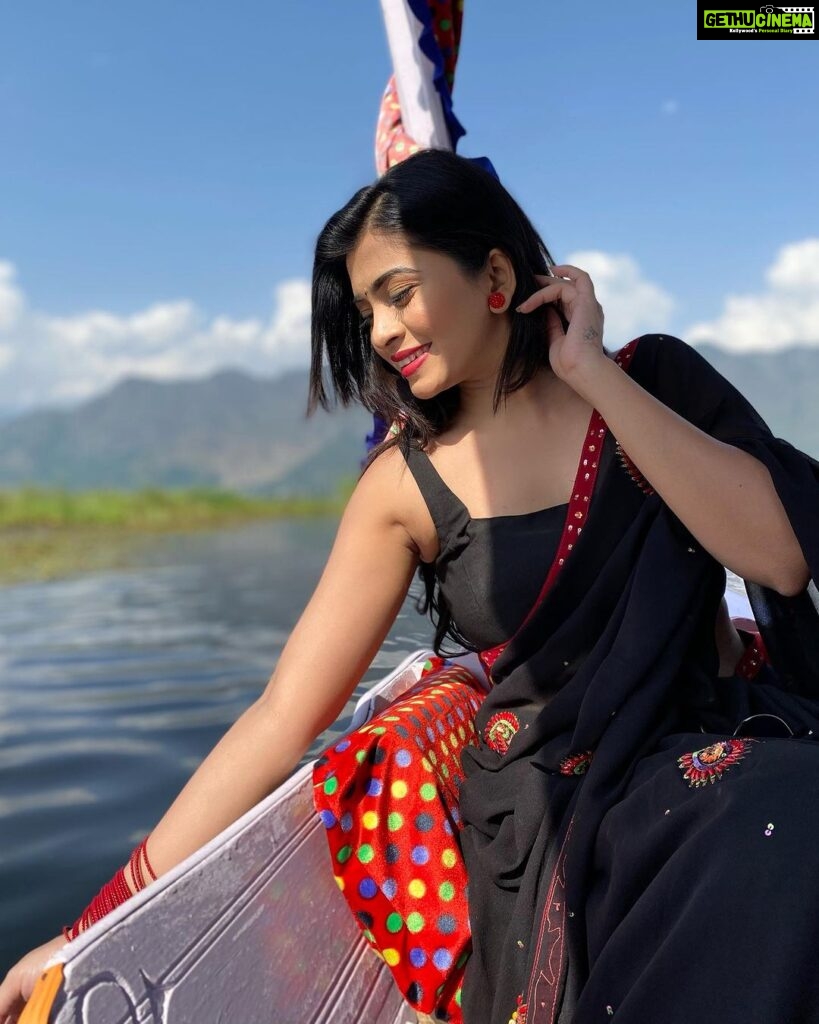 Ruchira Jadhav Instagram - नूर-ए-कश्मीर 🖤 हूर-ए-कश्मीर #RuchiraJadhav Dal Lake, Kashmir