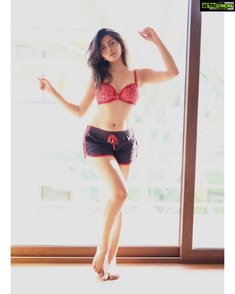 Ruchira Jadhav Instagram - Darling, I’m a nightmare dressed like a daydream ❤️‍🔥 📸 : @gautamkarkal #RuchiraJadhav