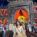 Ruchira Jadhav Instagram – लालबागच्या राजाचा विजय असो 🌺🙏🏻
बाप्पा तुझी रुपे अनेक…
भक्ताच्या ठायी तुझी कृपा ही नेक…
या जीवना फक्त तुझी साथ हवी
साकडं घालते तुझी ही लेक… ✨
~ रुचिरा
#ruchirasays #bappamoraya #mumbai #ganeshotsav #laalbagcharaja #mumbaicharaja
#RuchiraJadhav