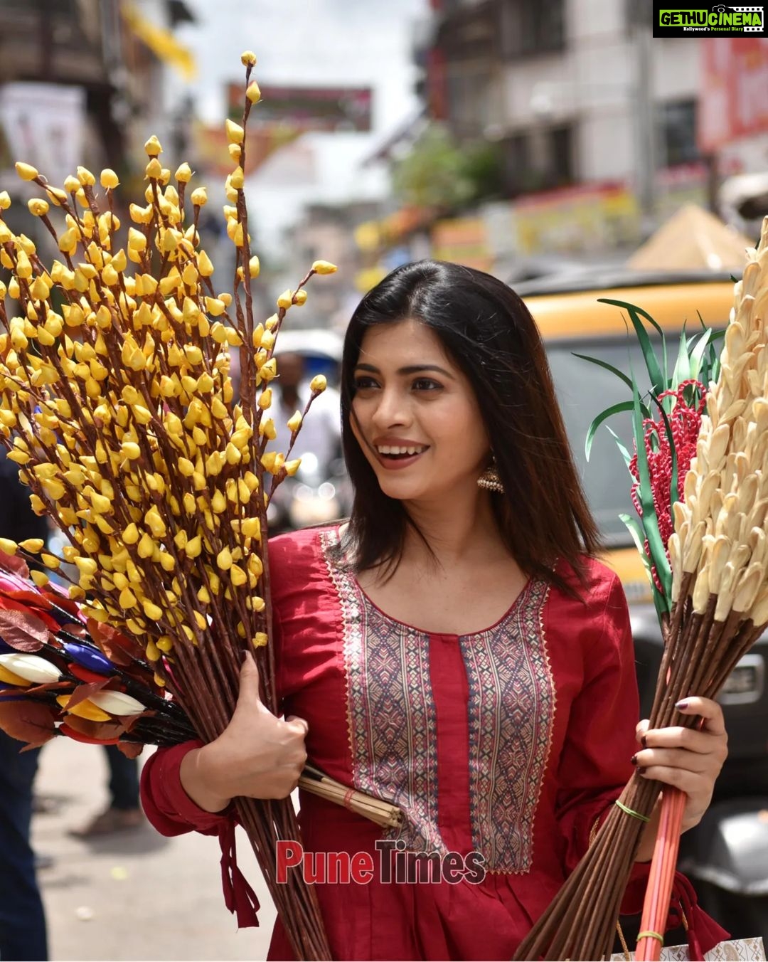 Ruchira Jadhav Instagram - #RuchiraJadhav tells us that besides welcoming #GanpatiBappa home, prepping for #Ganeshotsav is a favourite activity of hers every year . . #Ganeshotsav #GanpatiBappaMorya #ruchirajadhav #actress #pune #PuneTimes #exclusive Pune, Maharashtra