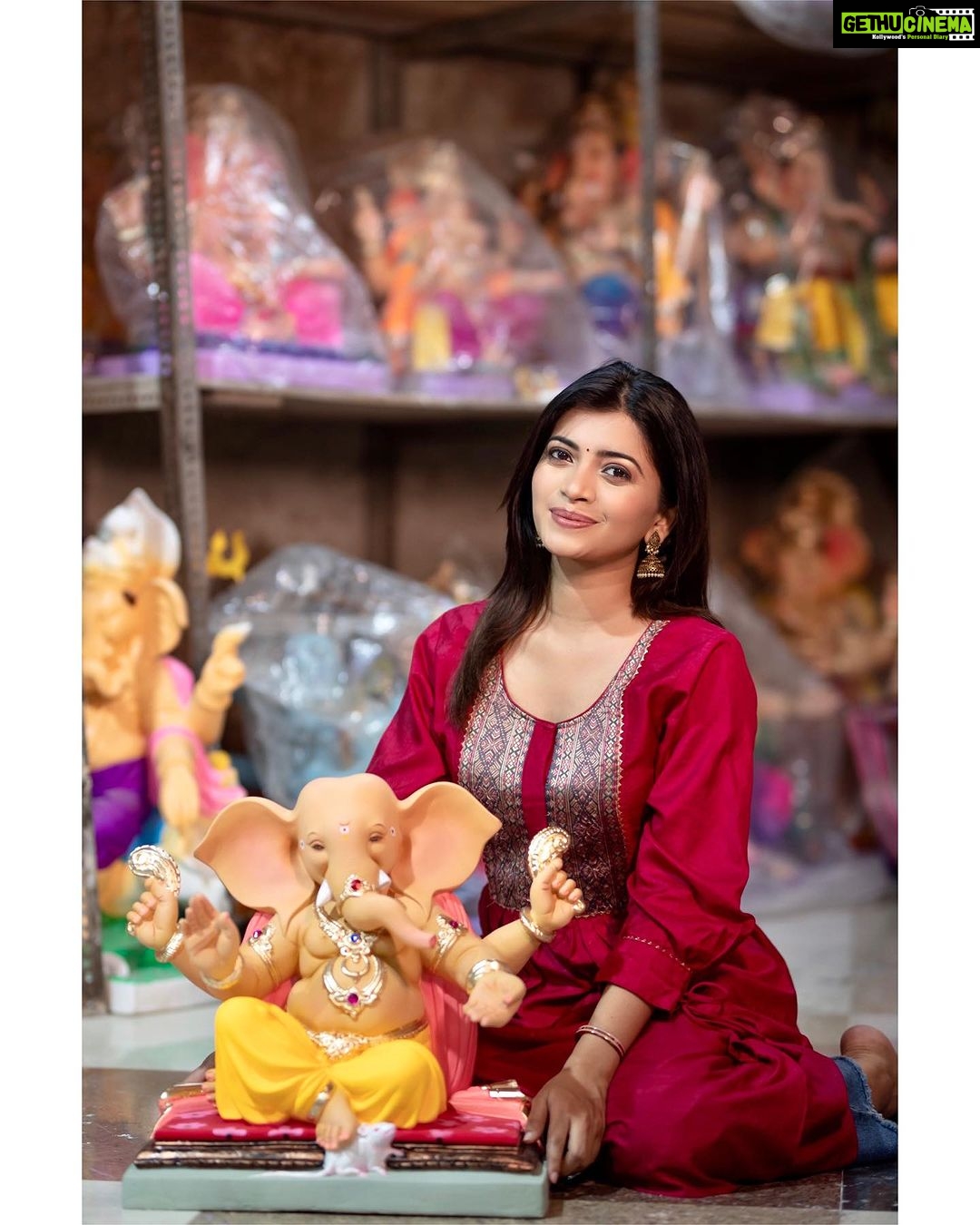 Ruchira Jadhav Instagram - गणपती बाप्पा मोरया 🌺🙏🏻 बाप्पाच्या आगमनाने आपल्या आयुष्यात भरभरून सुखसमृद्धी येवो, हीच गणरायाच्या चरणी प्रार्थना 🙏🏻 श्री गणेश चतुर्थीच्या हार्दिक शुभेच्छा ! 🌺 #GanpatiBappa #Ganeshotsav #Mumbai #RuchiraJadhav