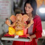 Ruchira Jadhav Instagram - गणपती बाप्पा मोरया 🌺🙏🏻 बाप्पाच्या आगमनाने आपल्या आयुष्यात भरभरून सुखसमृद्धी येवो, हीच गणरायाच्या चरणी प्रार्थना 🙏🏻 श्री गणेश चतुर्थीच्या हार्दिक शुभेच्छा ! 🌺 #GanpatiBappa #Ganeshotsav #Mumbai #RuchiraJadhav