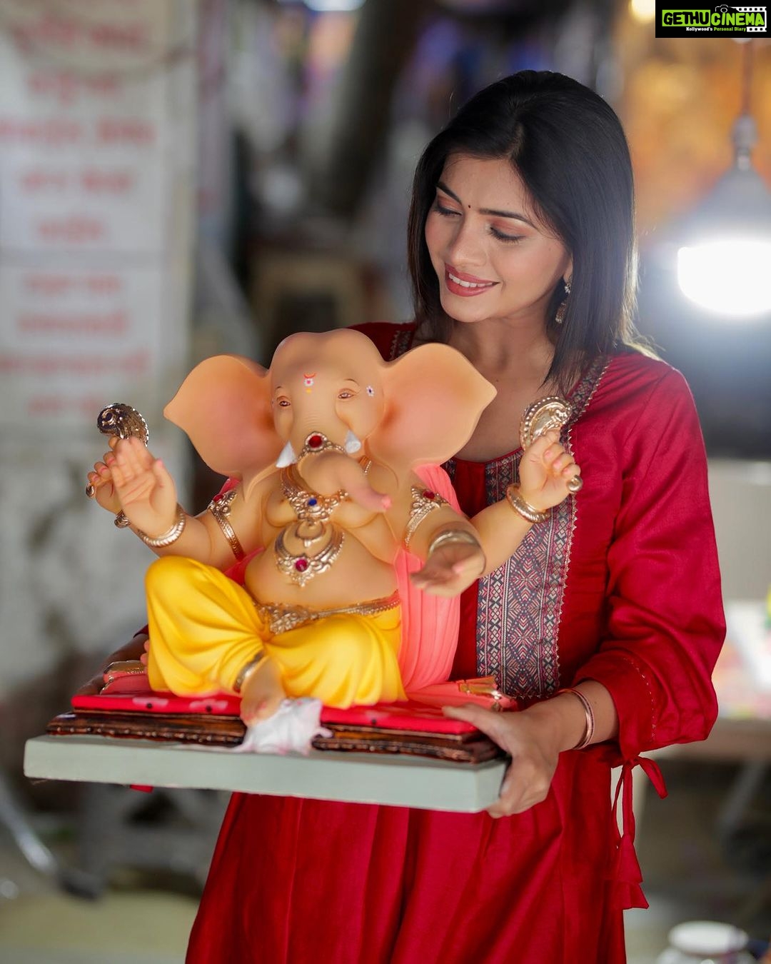 Ruchira Jadhav Instagram - गणपती बाप्पा मोरया 🌺🙏🏻 बाप्पाच्या आगमनाने आपल्या आयुष्यात भरभरून सुखसमृद्धी येवो, हीच गणरायाच्या चरणी प्रार्थना 🙏🏻 श्री गणेश चतुर्थीच्या हार्दिक शुभेच्छा ! 🌺 #GanpatiBappa #Ganeshotsav #Mumbai #RuchiraJadhav