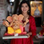 Ruchira Jadhav Instagram - गणपती बाप्पा मोरया 🌺🙏🏻 बाप्पाच्या आगमनाने आपल्या आयुष्यात भरभरून सुखसमृद्धी येवो, हीच गणरायाच्या चरणी प्रार्थना 🙏🏻 श्री गणेश चतुर्थीच्या हार्दिक शुभेच्छा ! 🌺 #GanpatiBappa #Ganeshotsav #Mumbai #RuchiraJadhav