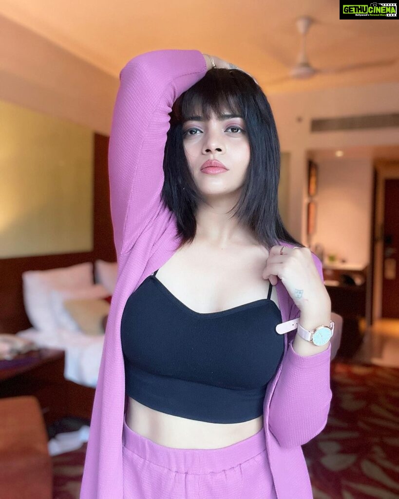 Ruchira Jadhav Instagram - BANG On💕 Clearly obsessed with these bangs…☺️ Girls.. If you too like the bangs but you’re not sure about trying it on your real hair.. get this supercool Bang on look with @gemeriahair ✨ #RuchiraJadhav
