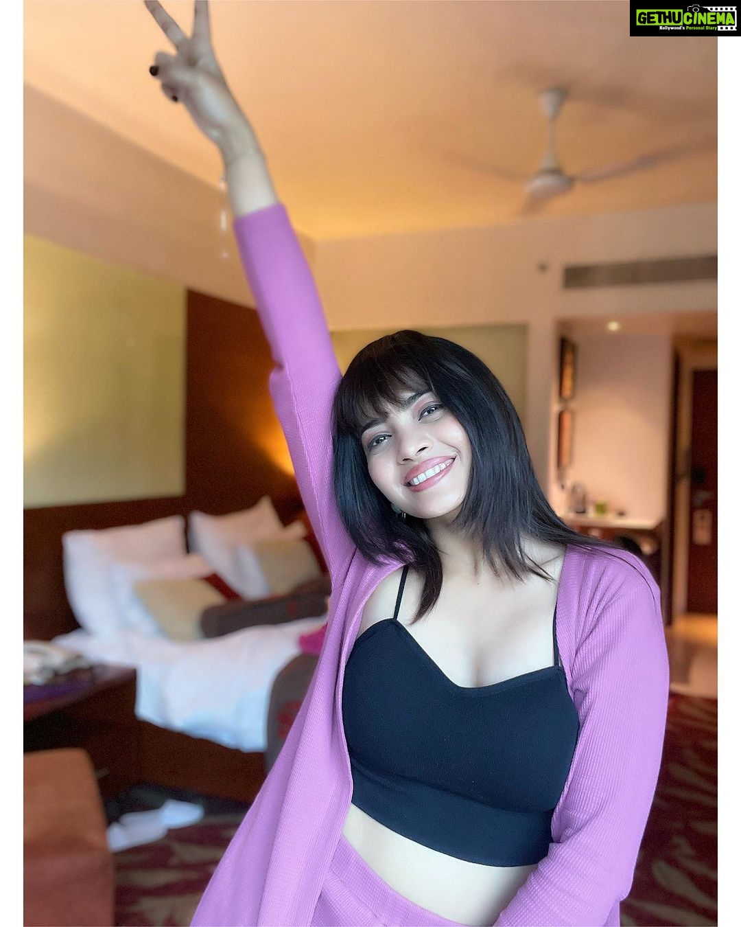 Ruchira Jadhav Instagram - BANG Onš Clearly obsessed with these bangsā¦āŗļø Girls.. If you too like the bangs but youāre not sure about trying it on your real hair.. get this supercool Bang on look with @gemeriahair ⨠#RuchiraJadhav