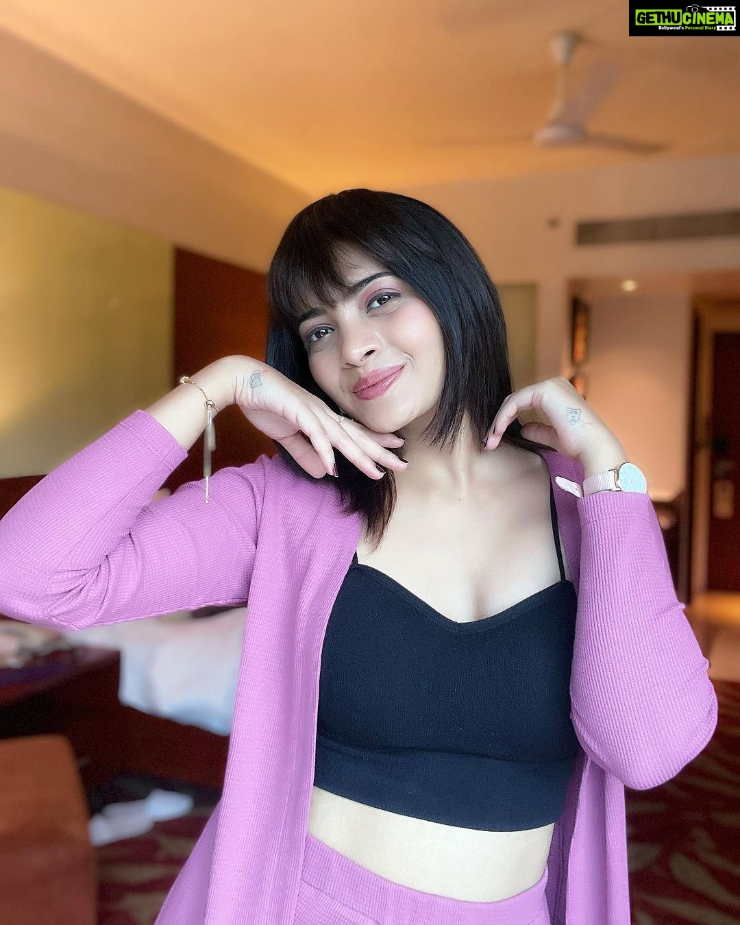 Ruchira Jadhav Instagram - BANG Onš Clearly obsessed with these bangsā¦āŗļø Girls.. If you too like the bangs but youāre not sure about trying it on your real hair.. get this supercool Bang on look with @gemeriahair ⨠#RuchiraJadhav