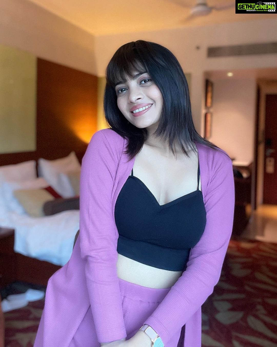 Ruchira Jadhav Instagram - BANG Onš Clearly obsessed with these bangsā¦āŗļø Girls.. If you too like the bangs but youāre not sure about trying it on your real hair.. get this supercool Bang on look with @gemeriahair ⨠#RuchiraJadhav