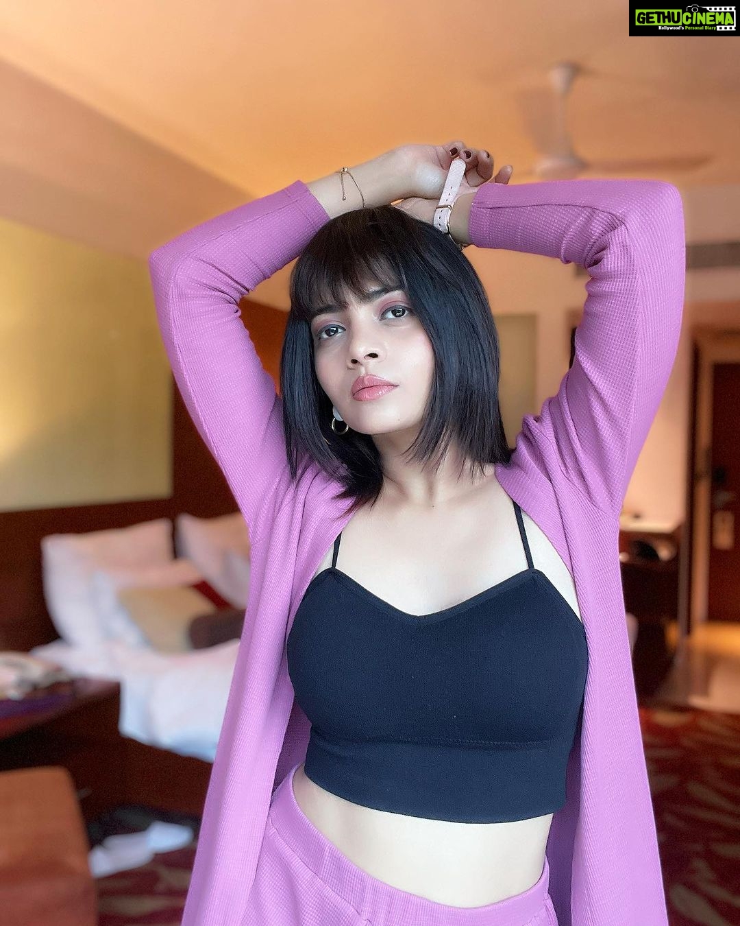 Ruchira Jadhav Instagram - BANG Onš Clearly obsessed with these bangsā¦āŗļø Girls.. If you too like the bangs but youāre not sure about trying it on your real hair.. get this supercool Bang on look with @gemeriahair ⨠#RuchiraJadhav