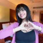 Ruchira Jadhav Instagram - BANG On💕 Clearly obsessed with these bangs…☺️ Girls.. If you too like the bangs but you’re not sure about trying it on your real hair.. get this supercool Bang on look with @gemeriahair ✨ #RuchiraJadhav