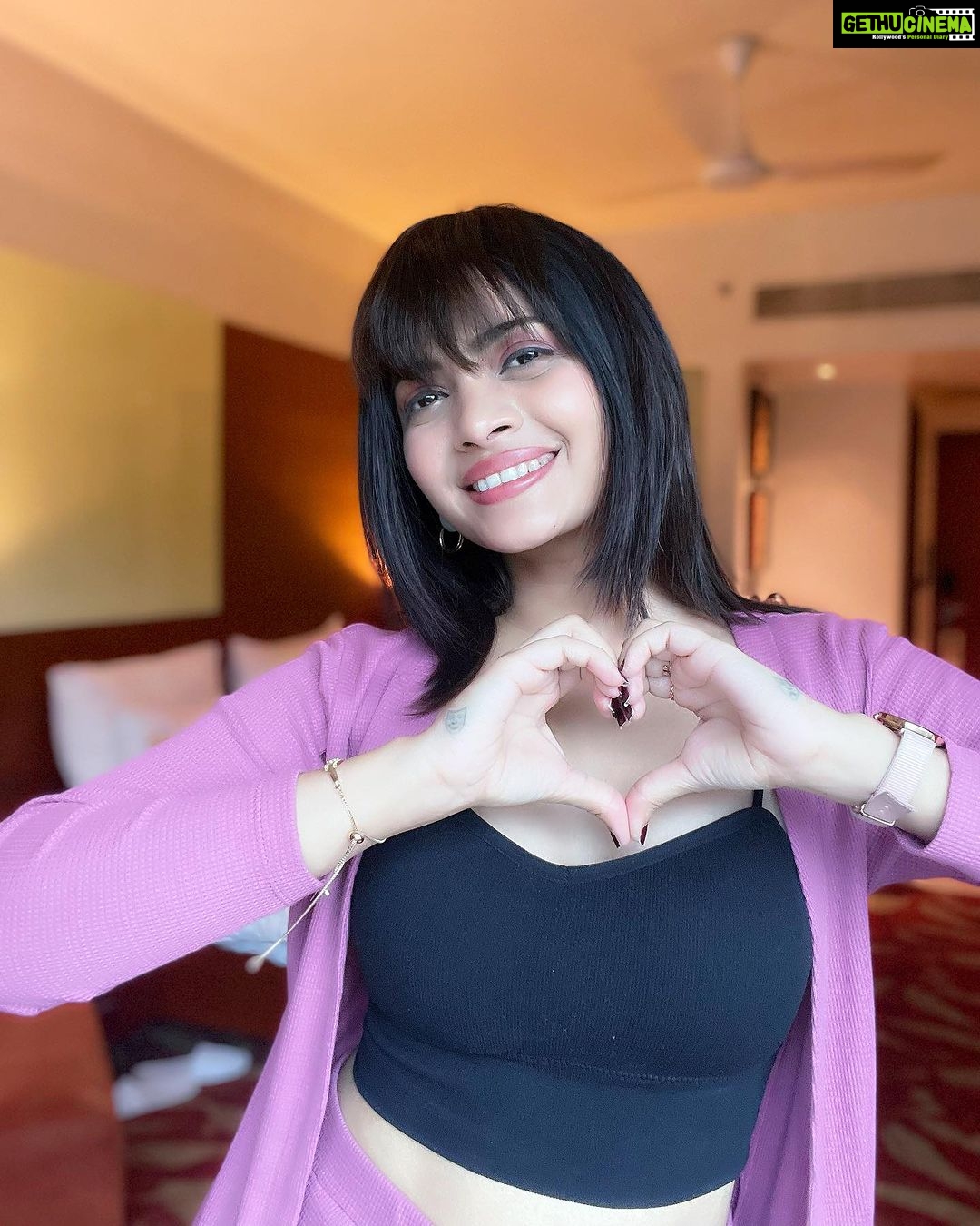 Ruchira Jadhav Instagram - BANG Onš Clearly obsessed with these bangsā¦āŗļø Girls.. If you too like the bangs but youāre not sure about trying it on your real hair.. get this supercool Bang on look with @gemeriahair ⨠#RuchiraJadhav