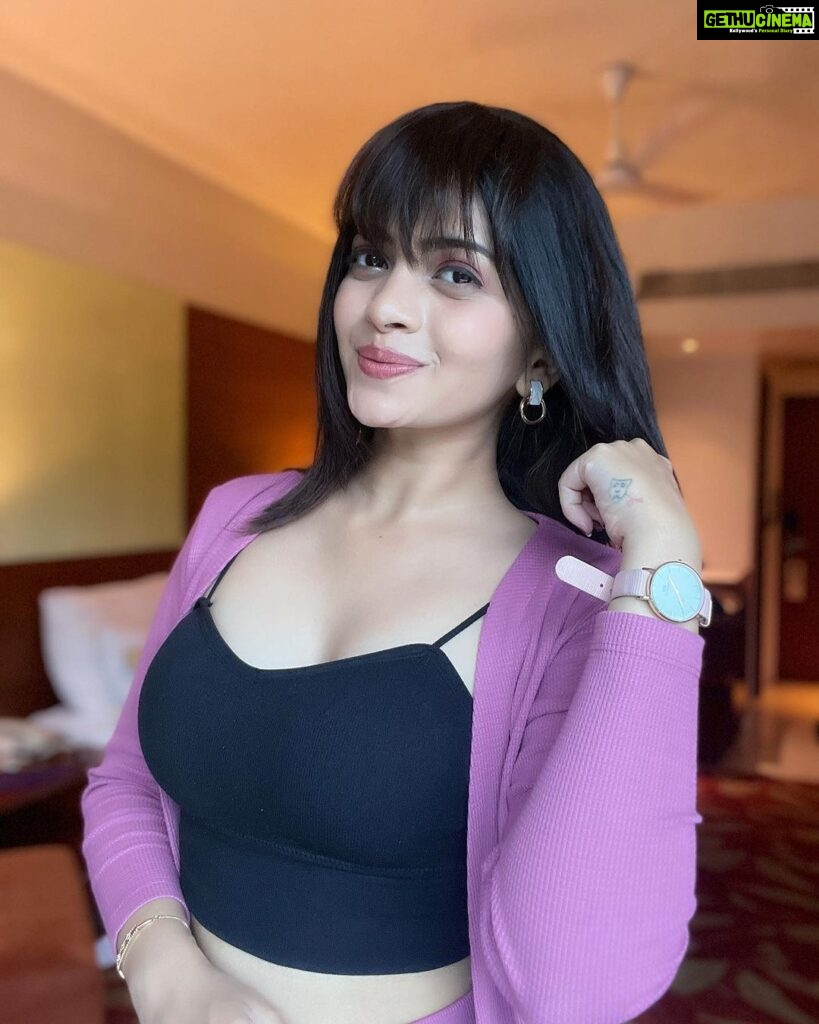 Ruchira Jadhav Instagram - BANG On💕 Clearly obsessed with these bangs…☺️ Girls.. If you too like the bangs but you’re not sure about trying it on your real hair.. get this supercool Bang on look with @gemeriahair ✨ #RuchiraJadhav