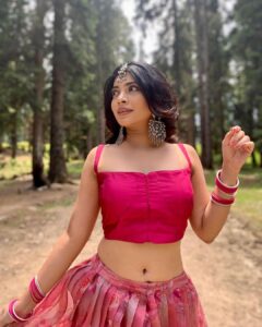 Ruchira Jadhav Instagram - Chanelling my inner रानी 💗✨🌙 

#RuchiraJadhav
