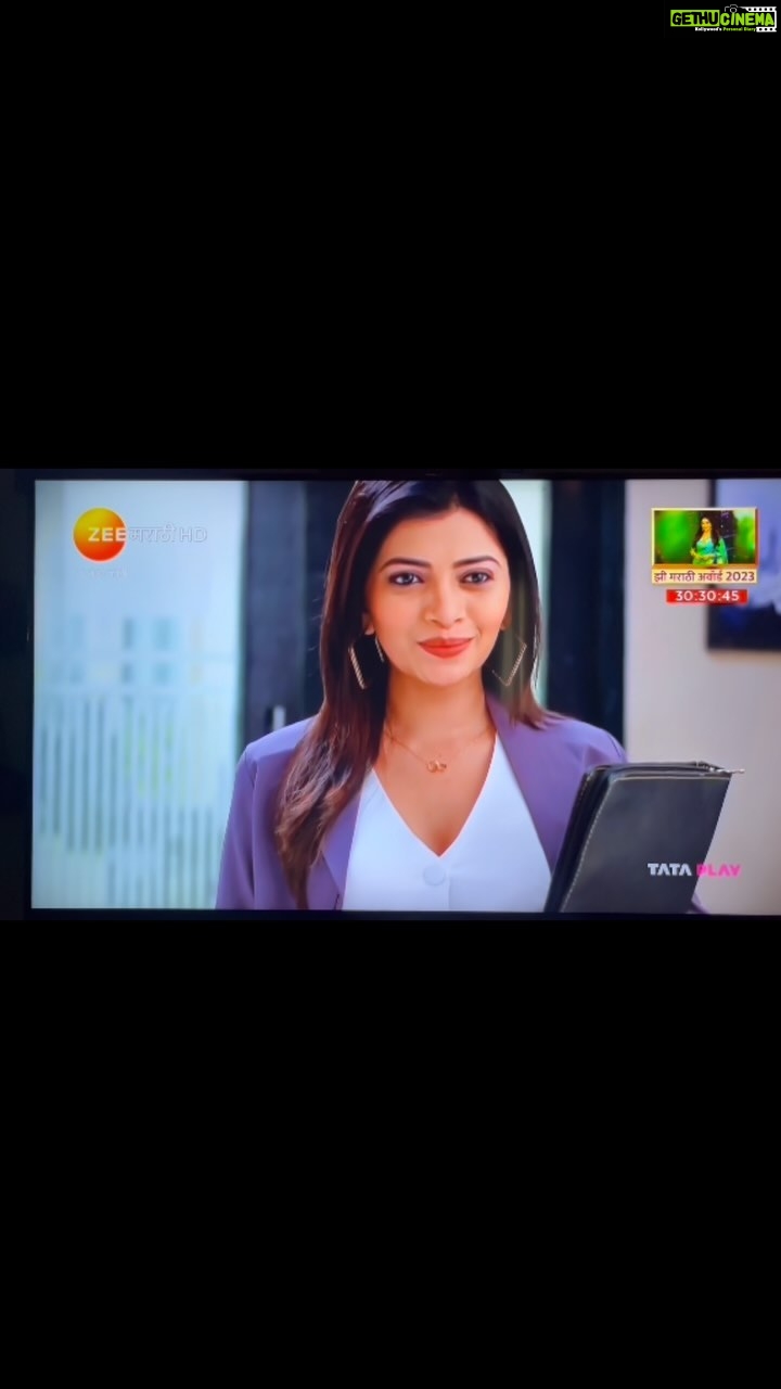 Ruchira Jadhav Instagram - Hiii… माझ्या नवऱ्याची बायको मधून माया म्हणून मी तुम्हाला भेटले. Serial संपून दीड वर्ष झालं, तरी आजही तुम्ही “माया” म्हणून मला ओळखता आणि तितकच प्रेम देता. Big Boss मध्ये Ruchira ला सुद्धा तुम्ही खूप प्रेम दिलं 🫶🏻 तसंच प्रेम आता *साहित्या* ला द्याल.. याची खात्री आहे. साहित्या येतेय तुम्हाला भेटायला.. “३६ गुणी जोडी” या मालिकेमधून 🧡 @zeemarathiofficial आजपासून रात्री ११ वाजता… And anytime on @zee5_marathi #ruchirasays and finally a CEO 🙈 Hahahahh