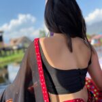 Ruchira Jadhav Instagram - नूर-ए-कश्मीर 🖤 हूर-ए-कश्मीर #RuchiraJadhav Dal Lake, Kashmir
