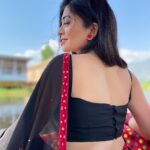 Ruchira Jadhav Instagram - नूर-ए-कश्मीर 🖤 हूर-ए-कश्मीर #RuchiraJadhav Dal Lake, Kashmir