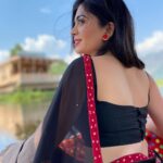Ruchira Jadhav Instagram - नूर-ए-कश्मीर 🖤 हूर-ए-कश्मीर #RuchiraJadhav Dal Lake, Kashmir
