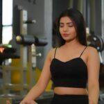 Ruchira Jadhav Instagram - Your body is your holy temple🛕 We must worship the GOD… the soul that resides within 🙏🏻 #ruchirasays Workout is Worship ✨ #JayBajrangBali #Yoga #योग #fitness #mind #body #soul #sadhana 🧘‍♀️🕉️