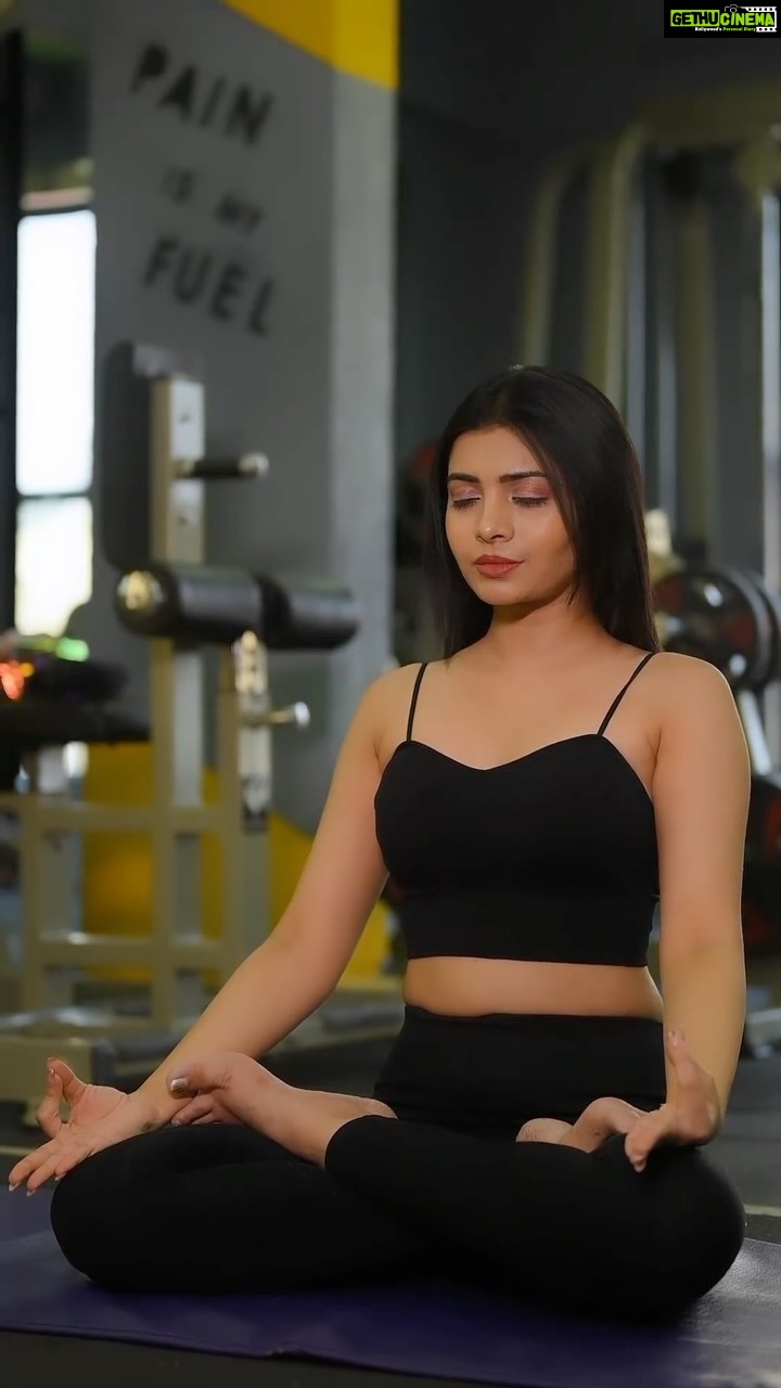 Ruchira Jadhav Instagram - Your body is your holy temple🛕 We must worship the GOD… the soul that resides within 🙏🏻 #ruchirasays Workout is Worship ✨ #JayBajrangBali #Yoga #योग #fitness #mind #body #soul #sadhana 🧘♀️🕉️