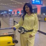 Ruchira Jadhav Instagram - चलो…. ✈️ फ्लाइंग for the ड्रीम्स ❤️🦄 #yellow at the airport #airportlook #yellow #ruchirasays #mykindacelebration #shooting #travelmakes@ehapoy #travelwhileIshoot #shoot #travel