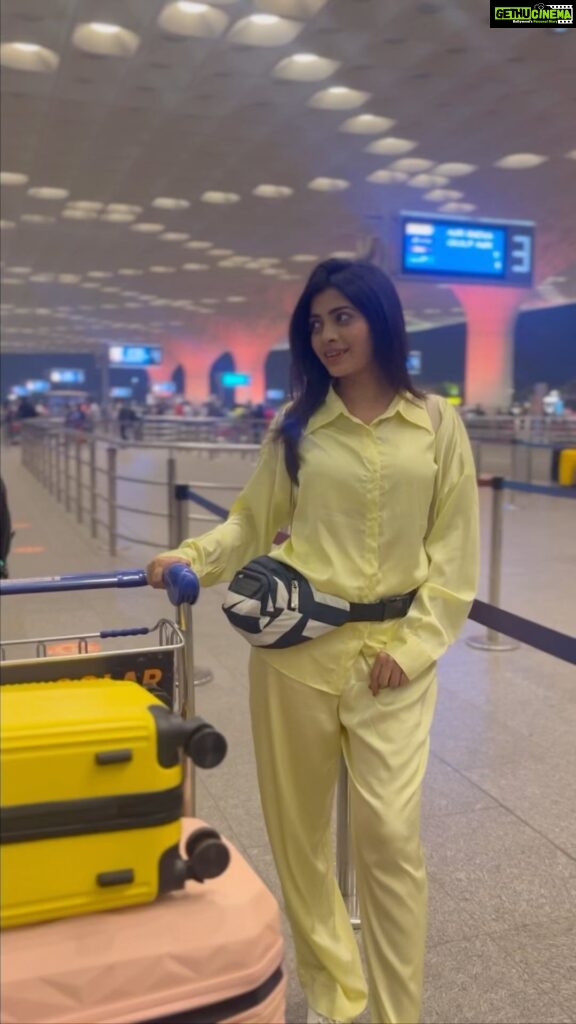 Ruchira Jadhav Instagram - चलो…. ✈️ फ्लाइंग for the ड्रीम्स ❤️🦄 #yellow at the airport #airportlook #yellow #ruchirasays #mykindacelebration #shooting #travelmakes@ehapoy #travelwhileIshoot #shoot #travel