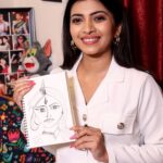 Ruchira Jadhav Instagram - आदिशक्ती आणि आजची स्त्री यांची सांगड घालत रुचिराने साकारली स्त्रीशक्ती . संपूर्ण interview पाहण्यासाठी LINK IN BIO चला तर मग नवरात्रोत्सवाच्या दुसऱ्या माळेवर explore करूया लिखाण , स्केच आर्ट आणि खरंच काही . कारण आपण साजरा करतोय उत्सव ‘ कर्तृत्वाचा ‘... रंग ‘ स्त्रीत्वाचा. 🚫𝗗𝗢𝗡’𝗧 𝗥𝗘𝗣𝗢𝗦𝗧 𝗪𝗜𝗧𝗛𝗢𝗨𝗧 𝗖𝗥𝗘𝗗𝗜𝗧🚫 #ruchirajadhav #marathiactress #navratri #sktech #sketchart #navratrispecial #mediatalkmarathi #mediatalkofficial #day2 #white #sketchartist #marathicelebs #trolling #womenpower #equality #feminism #marathivichar #navratri2023 #biggboss #mazyanavryachibayko