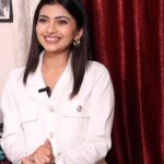 Ruchira Jadhav Instagram - अभिनेत्री रुचिरा जाधव फक्त अभिनेत्रीच नाहीए तर ती स्केच आर्टिस्ट सुद्धा आहे . शिवाय #ruchirasays च्या माध्यमातून ती कित्येक विषयांना वाचा फोडत असते . रुचिरा जितकी पुढारलेली आहे तितकीच अध्यात्मिकही आहे . श्रीकृष्ण आणि कर्णाविषयीचं आतोनात प्रेम , लिखाणाची बाजू , स्त्री पुरुष समानतेचा प्रश्न यावर रुचिरा भरभरून व्यक्त झालीय . शिवाय आसपास घडणाऱ्या बऱ्याच न पटणाऱ्या गोष्टींवर आपलं स्पष्ट मत रुचिराने मांडलंय . इतकंच नाही तर दुःखाचा डोंगर कोसळला असताना Bigg boss मध्ये जाण्याचा घेतलेला धाडसी निर्णय पहिल्यांदाच सांगताना ती भावुक सुद्धा झालीय . आयुष्यात आलेल्या कित्येक आव्हानांना लिलया पार पाडत रुचिरा आज अभिनेत्री आणि सोबतच स्केच आर्टिस्ट म्हणून खंबीरपणे उभी आहे . चला तर मग नवरात्रोत्सवाच्या दुसऱ्या माळेवर explore करूया लिखाण , स्केच आर्ट आणि खरंच काही . कारण आपण साजरा करतोय उत्सव ‘ कर्तृत्वाचा ‘... रंग ‘ स्त्रीत्वाचा. 🚫𝗗𝗢𝗡’𝗧 𝗥𝗘𝗣𝗢𝗦𝗧 𝗪𝗜𝗧𝗛𝗢𝗨𝗧 𝗖𝗥𝗘𝗗𝗜𝗧🚫 #ruchirajadhav #marathiactress #navratri #navratrispecial #mediatalkmarathi #mediatalkofficial #day2 #white #sketchartist #marathicelebs #trolling #womenpower #equality #feminism #marathivichar #navratri2023 #biggboss #mazyanavryachibayko
