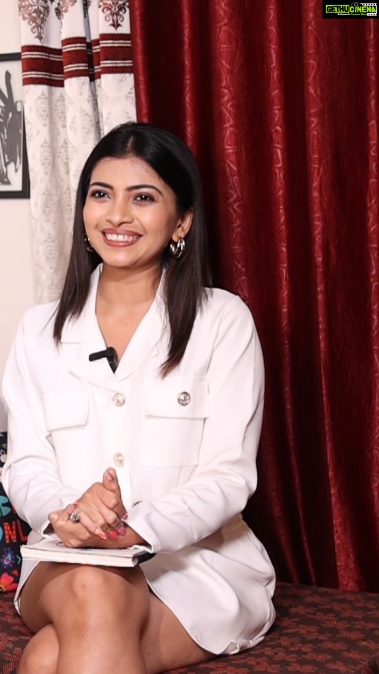 Ruchira Jadhav Instagram - अभिनेत्री रुचिरा जाधव फक्त अभिनेत्रीच नाहीए तर ती स्केच आर्टिस्ट सुद्धा आहे . शिवाय #ruchirasays च्या माध्यमातून ती कित्येक विषयांना वाचा फोडत असते . रुचिरा जितकी पुढारलेली आहे तितकीच अध्यात्मिकही आहे . श्रीकृष्ण आणि कर्णाविषयीचं आतोनात प्रेम , लिखाणाची बाजू , स्त्री पुरुष समानतेचा प्रश्न यावर रुचिरा भरभरून व्यक्त झालीय . शिवाय आसपास घडणाऱ्या बऱ्याच न पटणाऱ्या गोष्टींवर आपलं स्पष्ट मत रुचिराने मांडलंय . इतकंच नाही तर दुःखाचा डोंगर कोसळला असताना Bigg boss मध्ये जाण्याचा घेतलेला धाडसी निर्णय पहिल्यांदाच सांगताना ती भावुक सुद्धा झालीय . आयुष्यात आलेल्या कित्येक आव्हानांना लिलया पार पाडत रुचिरा आज अभिनेत्री आणि सोबतच स्केच आर्टिस्ट म्हणून खंबीरपणे उभी आहे . चला तर मग नवरात्रोत्सवाच्या दुसऱ्या माळेवर explore करूया लिखाण , स्केच आर्ट आणि खरंच काही . कारण आपण साजरा करतोय उत्सव ‘ कर्तृत्वाचा ‘... रंग ‘ स्त्रीत्वाचा. 🚫𝗗𝗢𝗡’𝗧 𝗥𝗘𝗣𝗢𝗦𝗧 𝗪𝗜𝗧𝗛𝗢𝗨𝗧 𝗖𝗥𝗘𝗗𝗜𝗧🚫 #ruchirajadhav #marathiactress #navratri #navratrispecial #mediatalkmarathi #mediatalkofficial #day2 #white #sketchartist #marathicelebs #trolling #womenpower #equality #feminism #marathivichar #navratri2023 #biggboss #mazyanavryachibayko