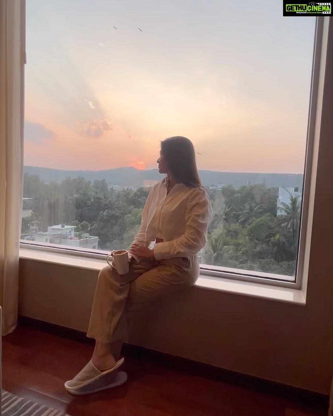 Ruchira Jadhav Instagram - There's a Sun within me that refuses to settle for less, a radiant force undimmed by external shadows, unwavering amidst life's challenges. #ruchirasays There’s a ☀️within Me ! JW Marriott Hotel Pune