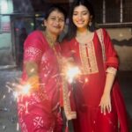 Ruchira Jadhav Instagram - जाधव कुटुंबाकडून तुम्हाला पाडव्याच्या लक्ष लक्ष शुभेच्छा 💥✨🪔♥️🙏🏻 #ruchirasays #count your blessings ✨ #loveandlight #RuchiraJadhav #Diwali #Khushiyonkidiwali #lifeisbeautiful
