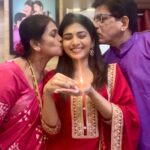 Ruchira Jadhav Instagram - जाधव कुटुंबाकडून तुम्हाला पाडव्याच्या लक्ष लक्ष शुभेच्छा 💥✨🪔♥️🙏🏻 #ruchirasays #count your blessings ✨ #loveandlight #RuchiraJadhav #Diwali #Khushiyonkidiwali #lifeisbeautiful