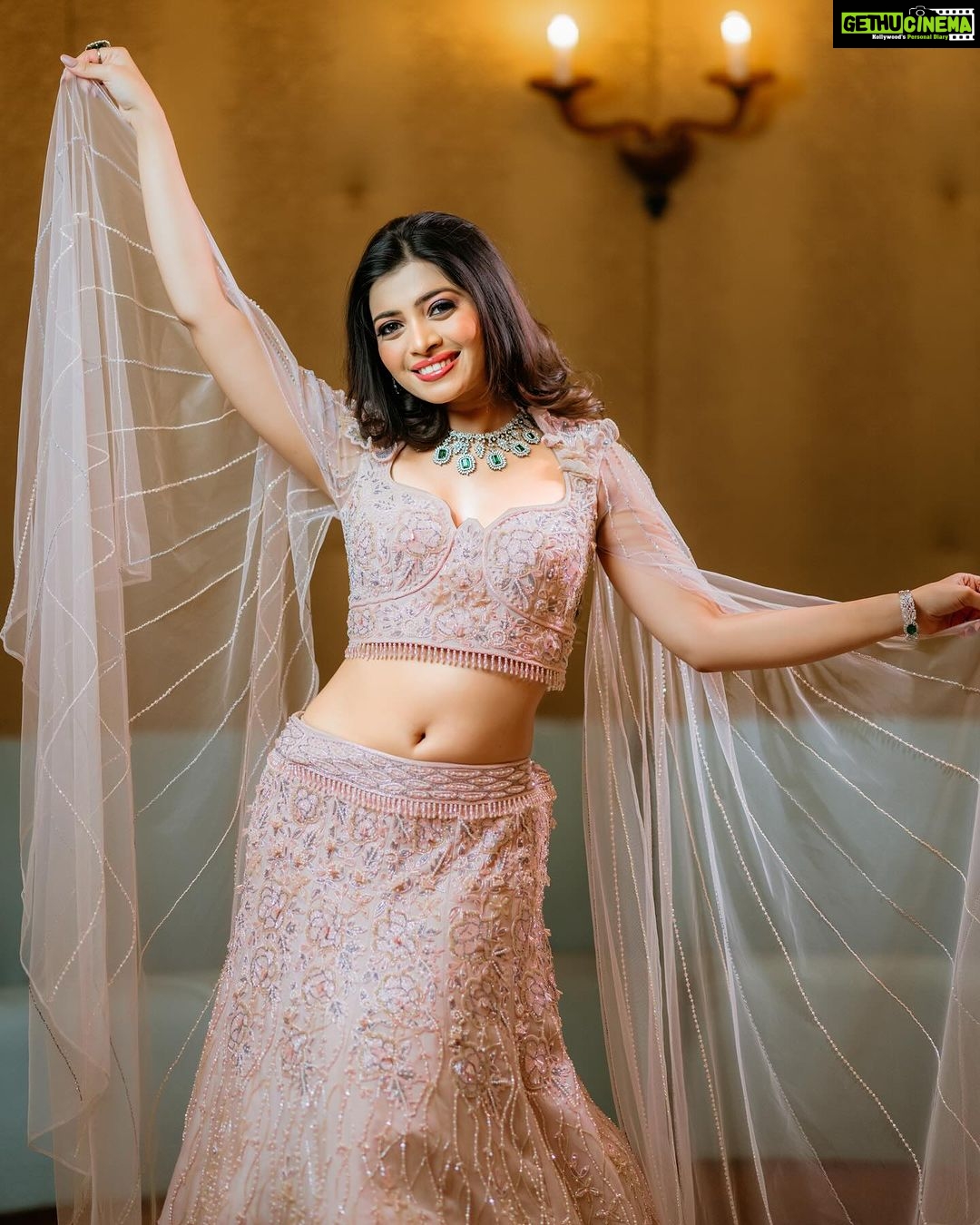 Ruchira Jadhav Instagram - Hi Diwali.. पटाखा दिस side💥 #ruchirasays the 2nd Picture gives लेजा लेज्जा vibe while परी हू मै feel continues to flow through the 3rd one.. what say.. #RuchiraJadhav MUA @glambypallavi Hair: @dat_mysterious_gal Photography: @thepawanshinde Videography : @thelalitfilmer Outfit: @emiraasbyindrani Jewellery: @silverqueenj Venue : @thepark_navimum