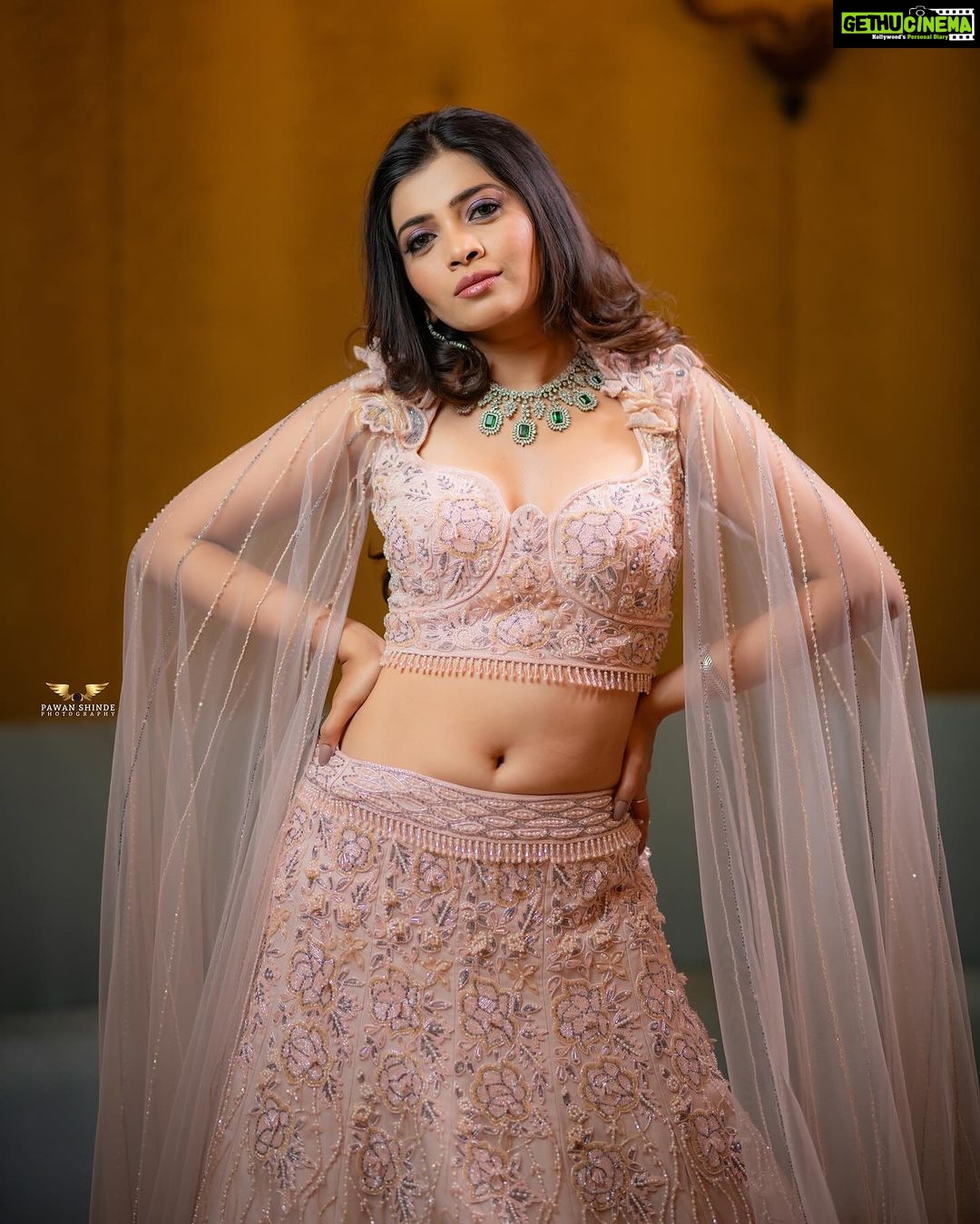 Ruchira Jadhav Instagram - Happy Diwali 🪔✨ Sorry guys wishing you little late as I was busy painting Diyas while watching our Indian team bursting some Patakhas on the ground 💥 #ruchirasays ✨Love & Light✨ #RuchiraJadhav MUA @glambypallavi Hair: @dat_mysterious_gal Photography: @thepawanshinde Outfit: @emiraasbyindrani Jewllery: @silverqueenj Venue : @thepark_navimum